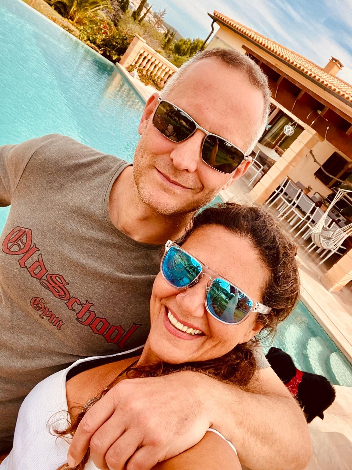 Pool der Wellnessfinca im Abendlicht