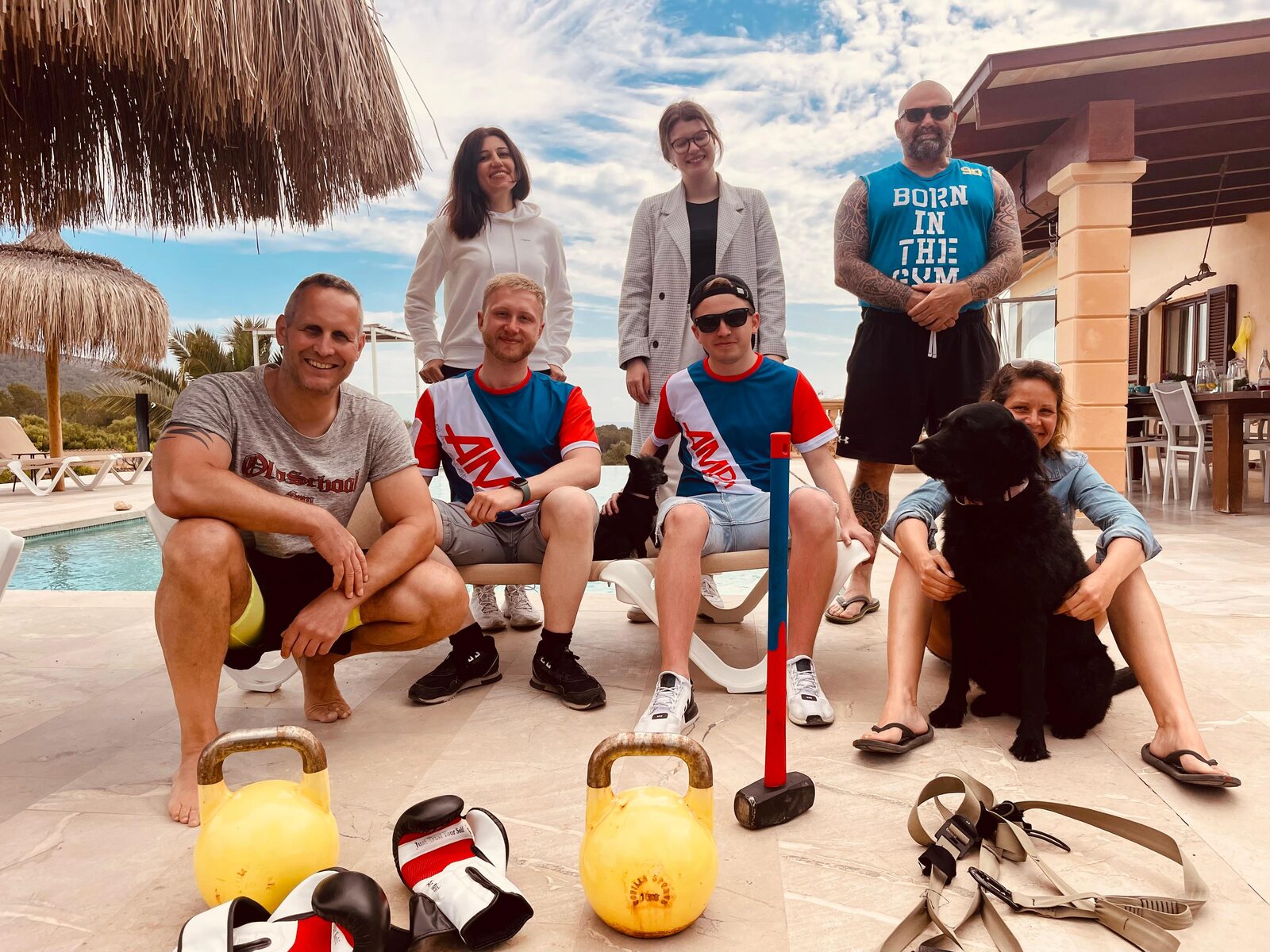 Marc, Sarah und die Gruppe beim Mallorca-Camp mit Kettlebells, Boxhandschuhen und Trainingsgeräten