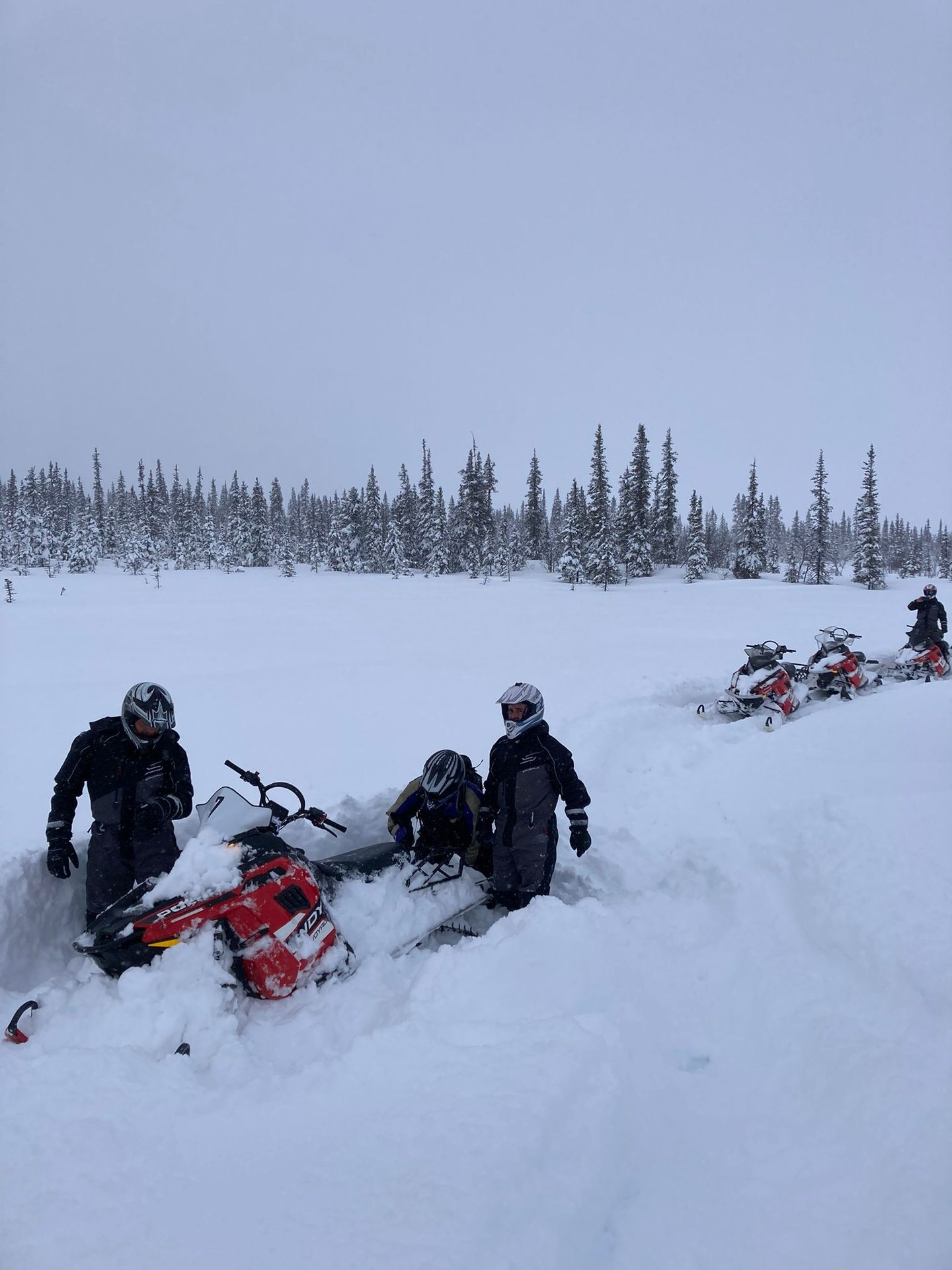 Snowmobile wird aus dem Tiefschnee befreit