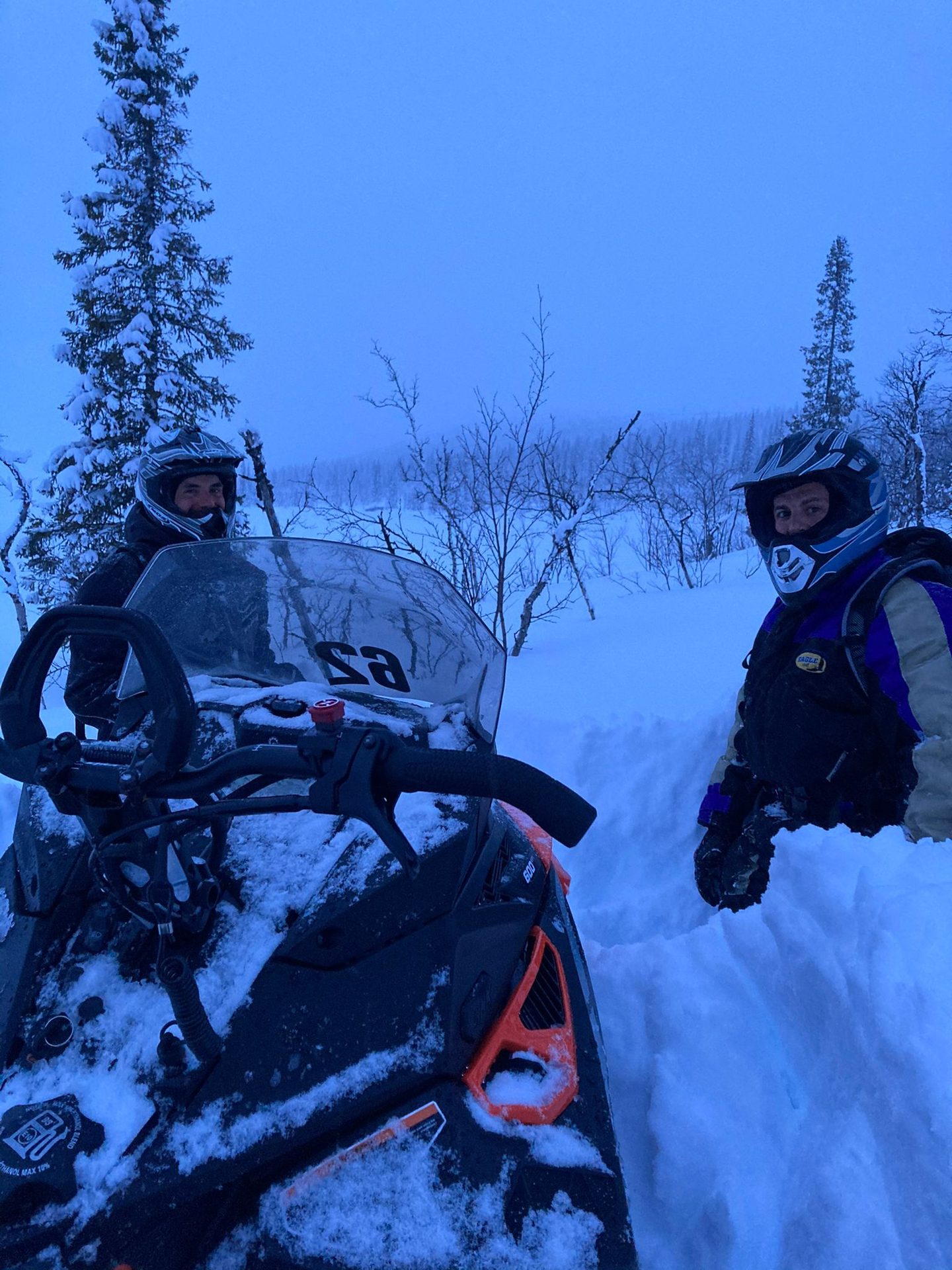 Zwei Teilnehmer im Dämmerlicht mit Snowmobile